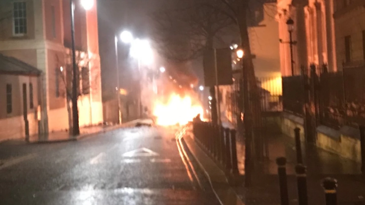 Imagenes de las llamas provocadas por la explosión de un coche bomba en Irlanda del Norte Imagenes de las llamas provocadas por la explosión de un coche bomba en Irlanda del Norte