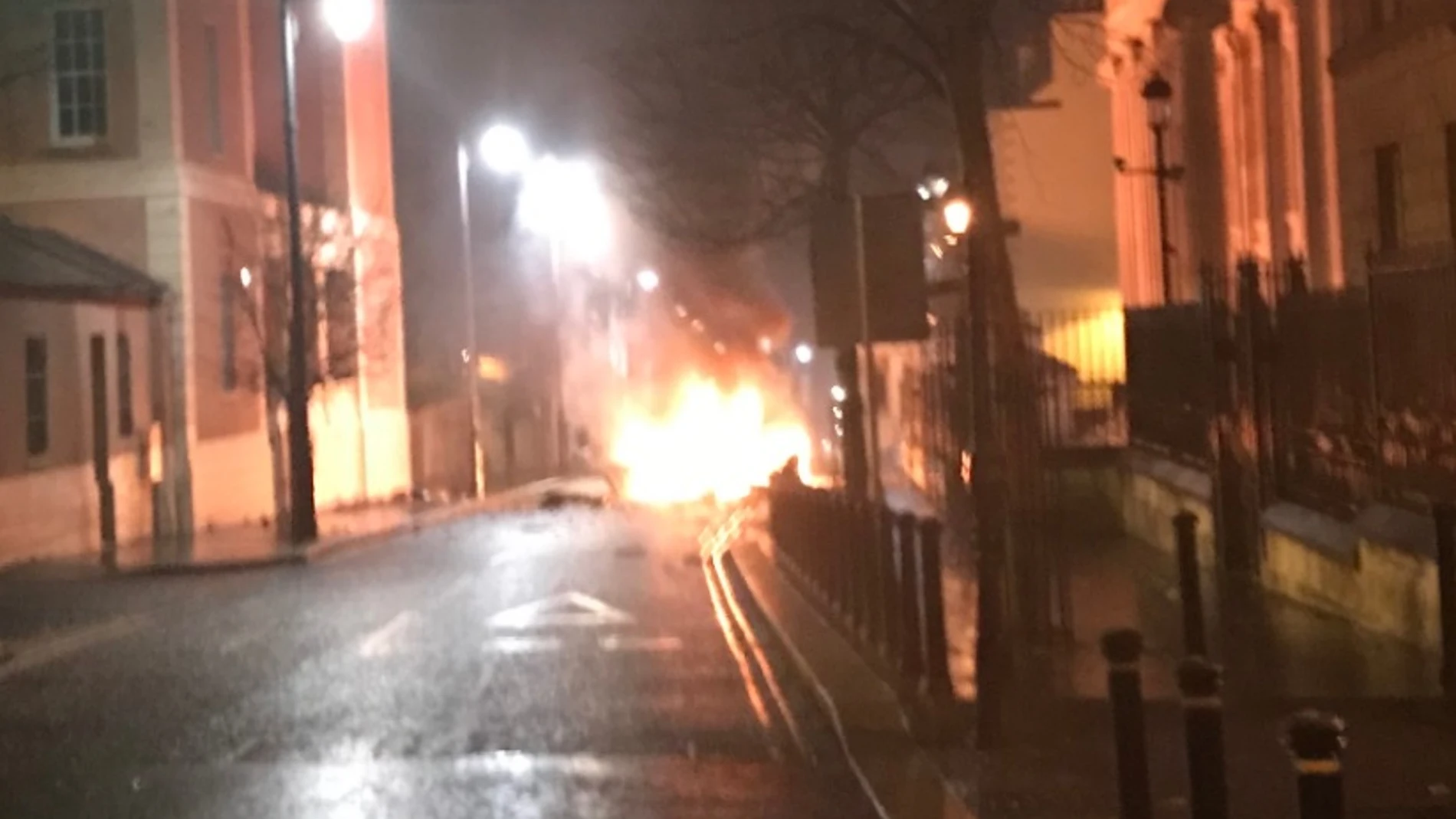 Imagenes de las llamas provocadas por la explosión de un coche bomba en Irlanda del Norte