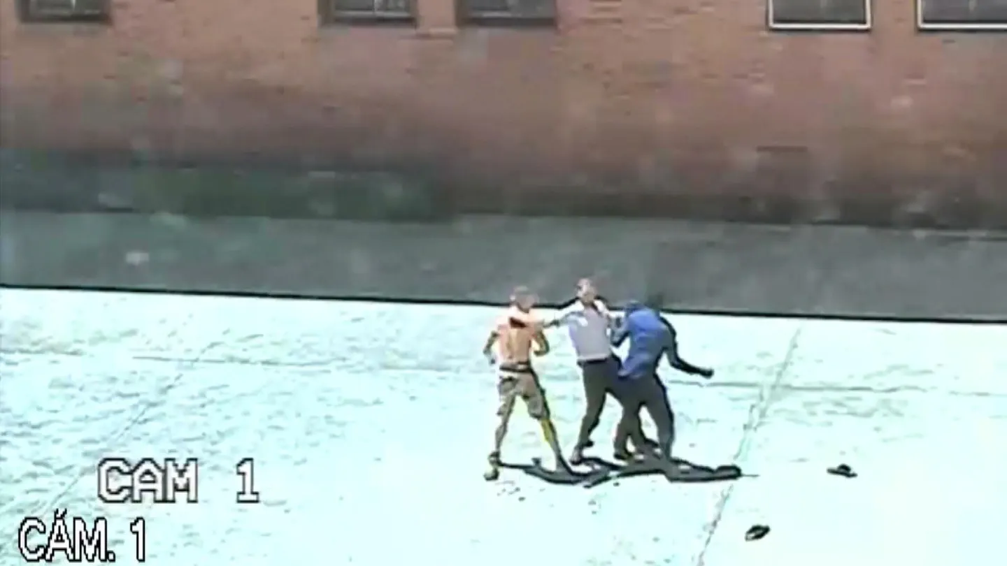 Imagen de una pelea en el interior de una prisión Imagen de una pelea en el interior de una prisión