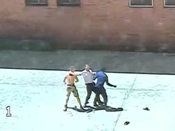 Imagen de una pelea en el interior de una prisión