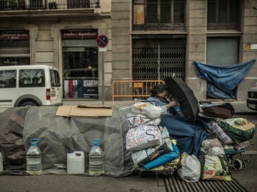 Una mujer con sus pertenencias en un banco de Madrid Una mujer con sus pertenencias en un banco de Madrid