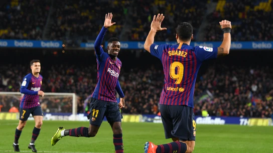 Dembelé y Luis Suárez se felicitan por el gol del Barcelona Dembelé y Luis Suárez se felicitan por el gol del Barcelona