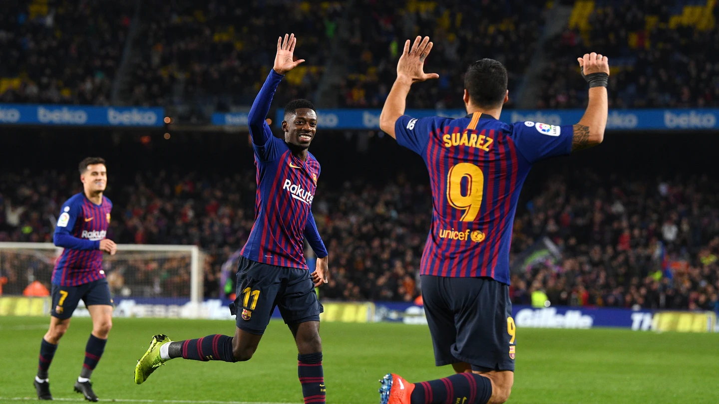 Dembelé y Luis Suárez se felicitan por el gol del Barcelona Dembelé y Luis Suárez se felicitan por el gol del Barcelona