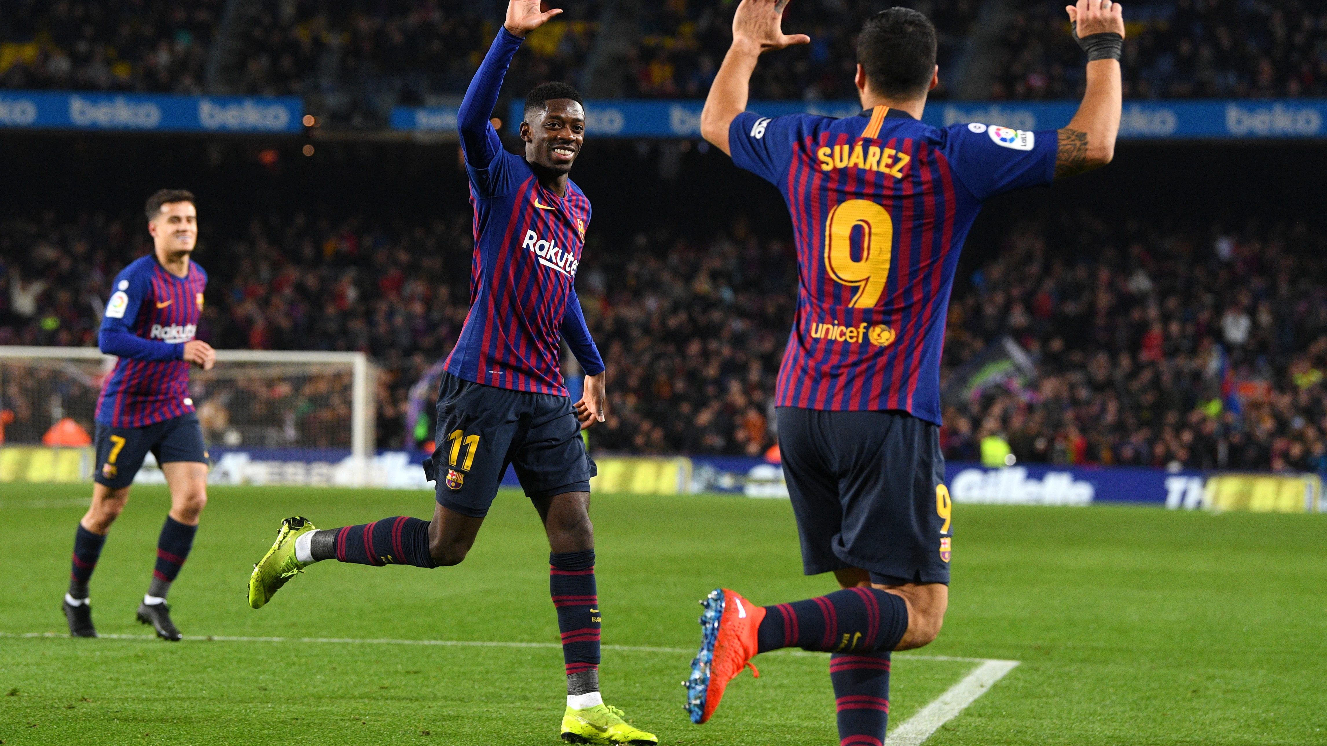 Dembelé y Luis Suárez se felicitan por el gol del Barcelona