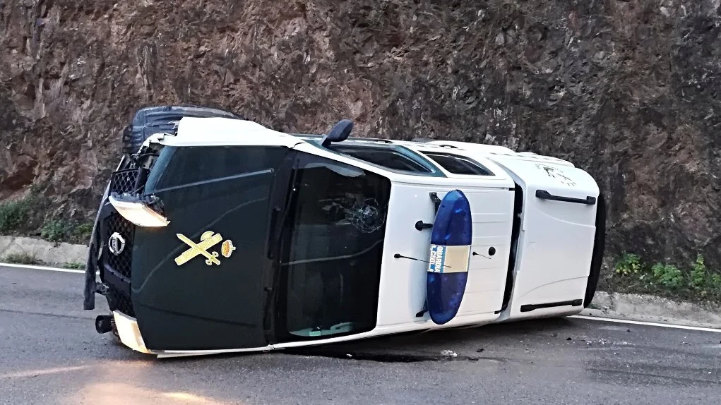 Coche de la Guardia Civil volcado al ir al rescate de Julen