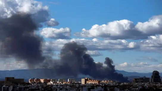 Arde un almacén en un polígono de Manises Arde un almacén en un polígono de Manises