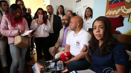 Diversas asociaciones de venezolanos en Ecuador denucnian lo que consideran una "Noche de los Cristales Rotos latina" Diversas asociaciones de venezolanos en Ecuador denucnian lo que consideran una "Noche de los Cristales Rotos latina"