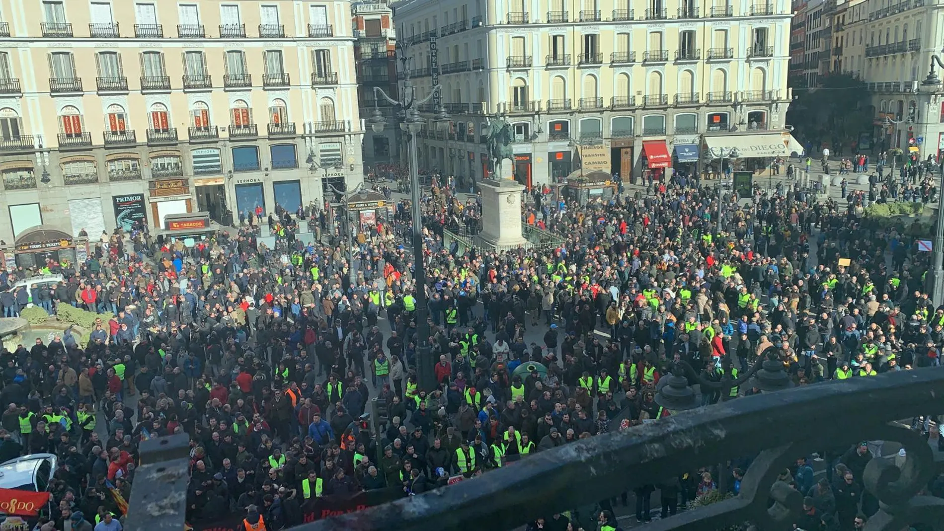 Los taxistas se concentran en la Puerta del Sol de Madrid