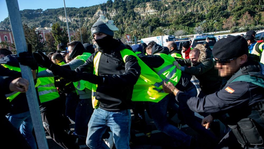 Taxisas se manifiestan contra los vehículos VTC en Madrid y Barcelona