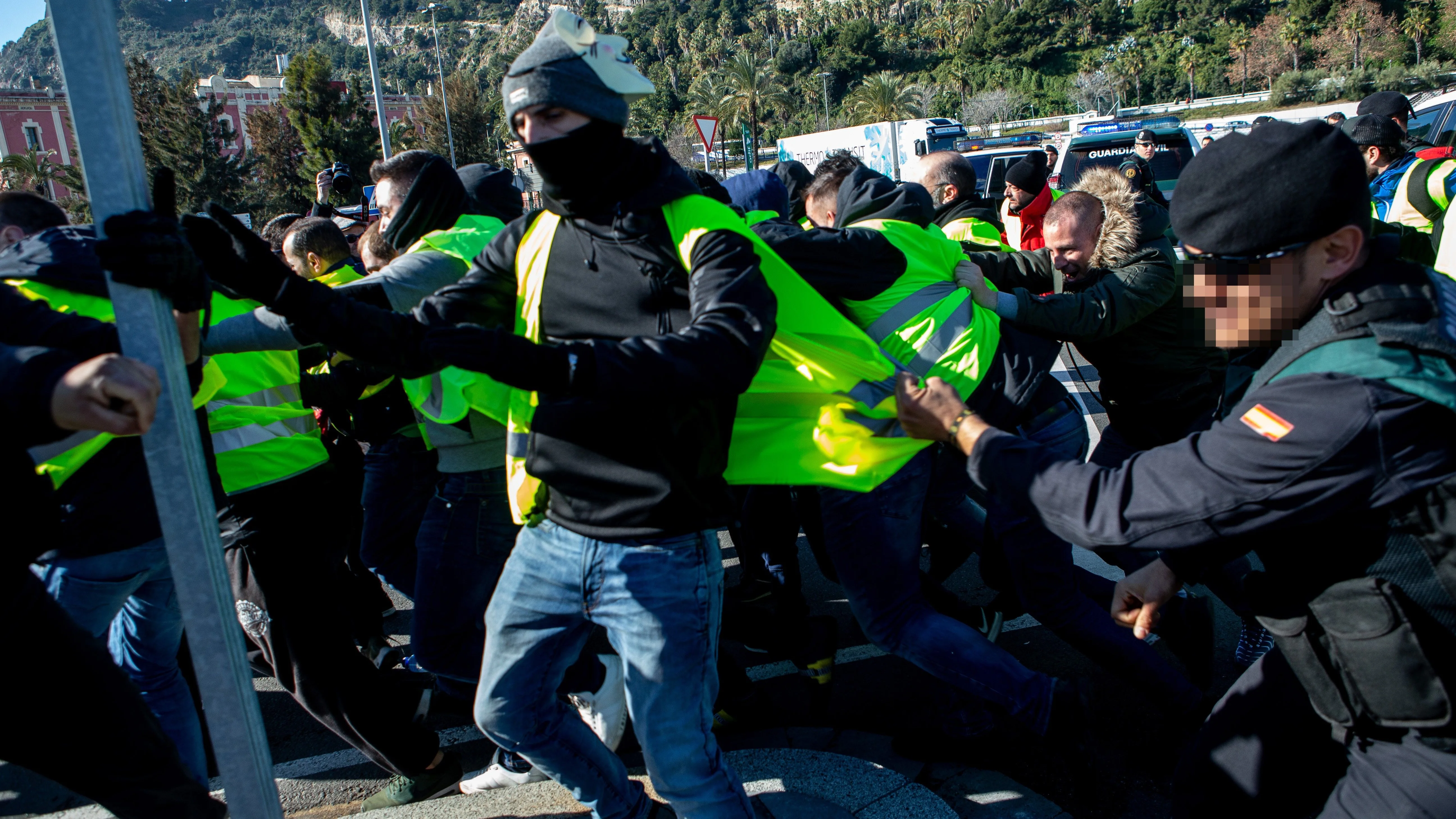 Taxisas se manifiestan contra los vehículos VTC en Madrid y Barcelona