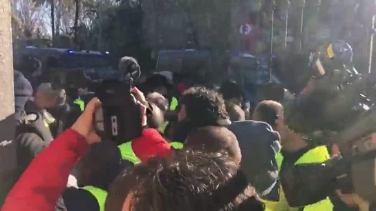 Los antidisturbios cargan contra los taxistas de Barcelona a las puertas del Parlament Los antidisturbios cargan contra los taxistas de Barcelona a las puertas del Parlament