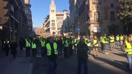 Nueva jornada de huelga: los taxistas de Barcelona marchan a pie hacia el Parlament Nueva jornada de huelga: los taxistas de Barcelona marchan a pie hacia el Parlament