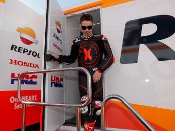 Jorge Lorenzo sale del hospitality de Repsol