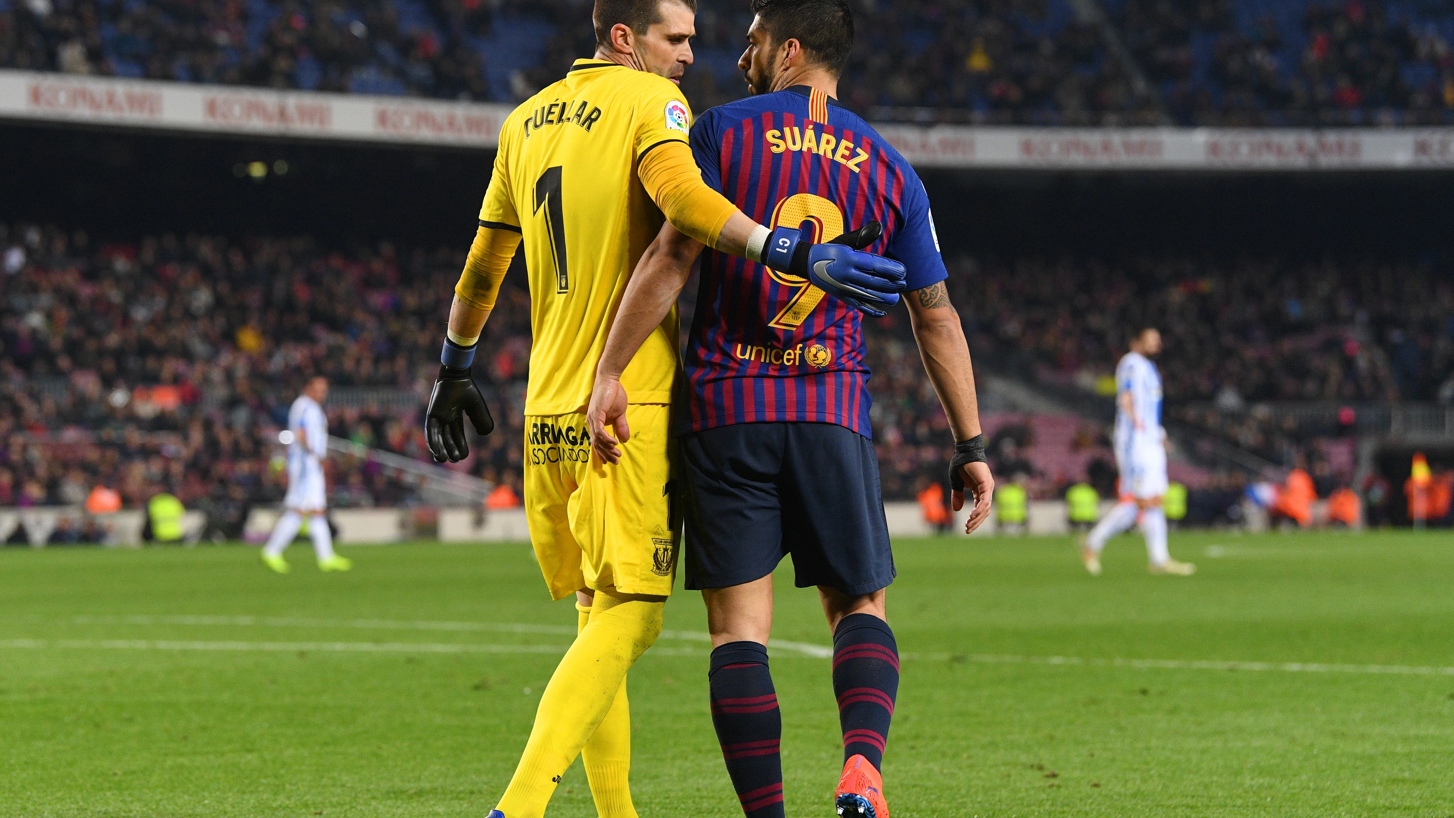 'Pichu' Cuéllar y Luis Suárez hablan durante el Barça-Leganés