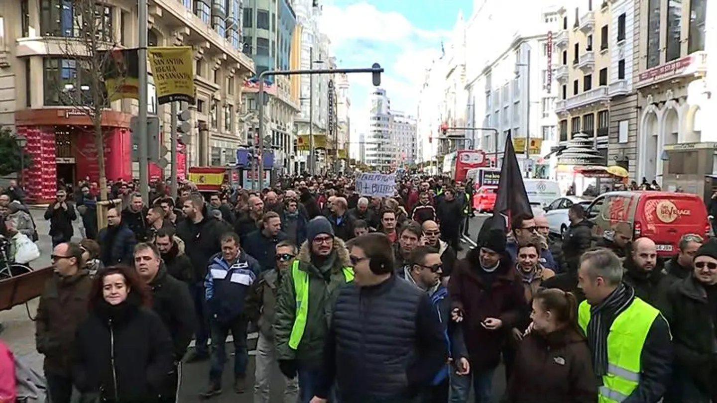 Una concentración de taxistas se manifiesta por la calle Gran Vía de Madrid Una concentración de taxistas se manifiesta por la calle Gran Vía de Madrid