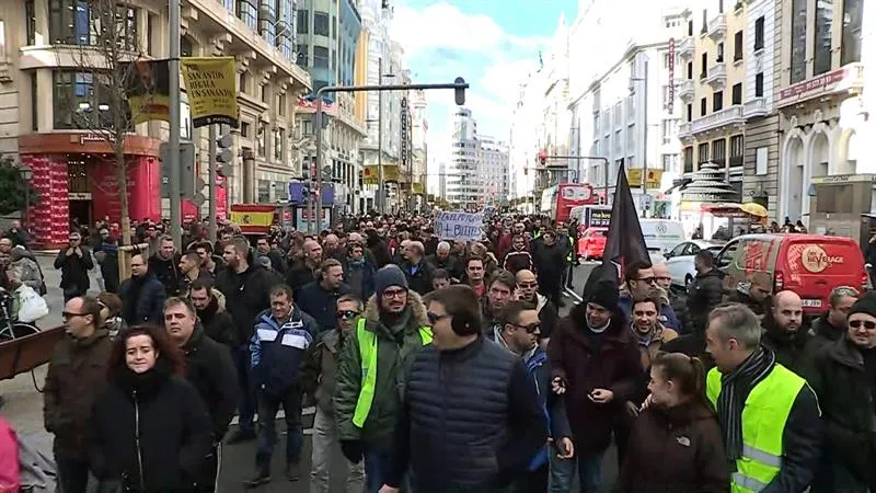 Una concentración de taxistas se manifiesta por la calle Gran Vía de Madrid