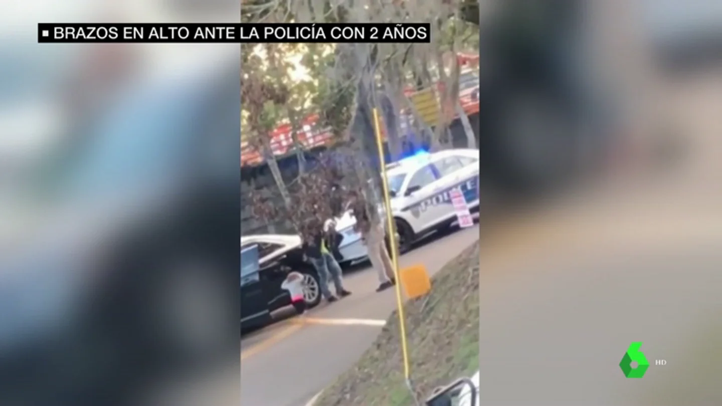 Niña de dos años con los brazos en alto Niña de dos años con los brazos en alto