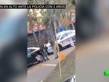 Niña de dos años con los brazos en alto