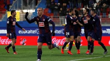 Los jugadores del Eibar celebran un gol ante el Espanyol