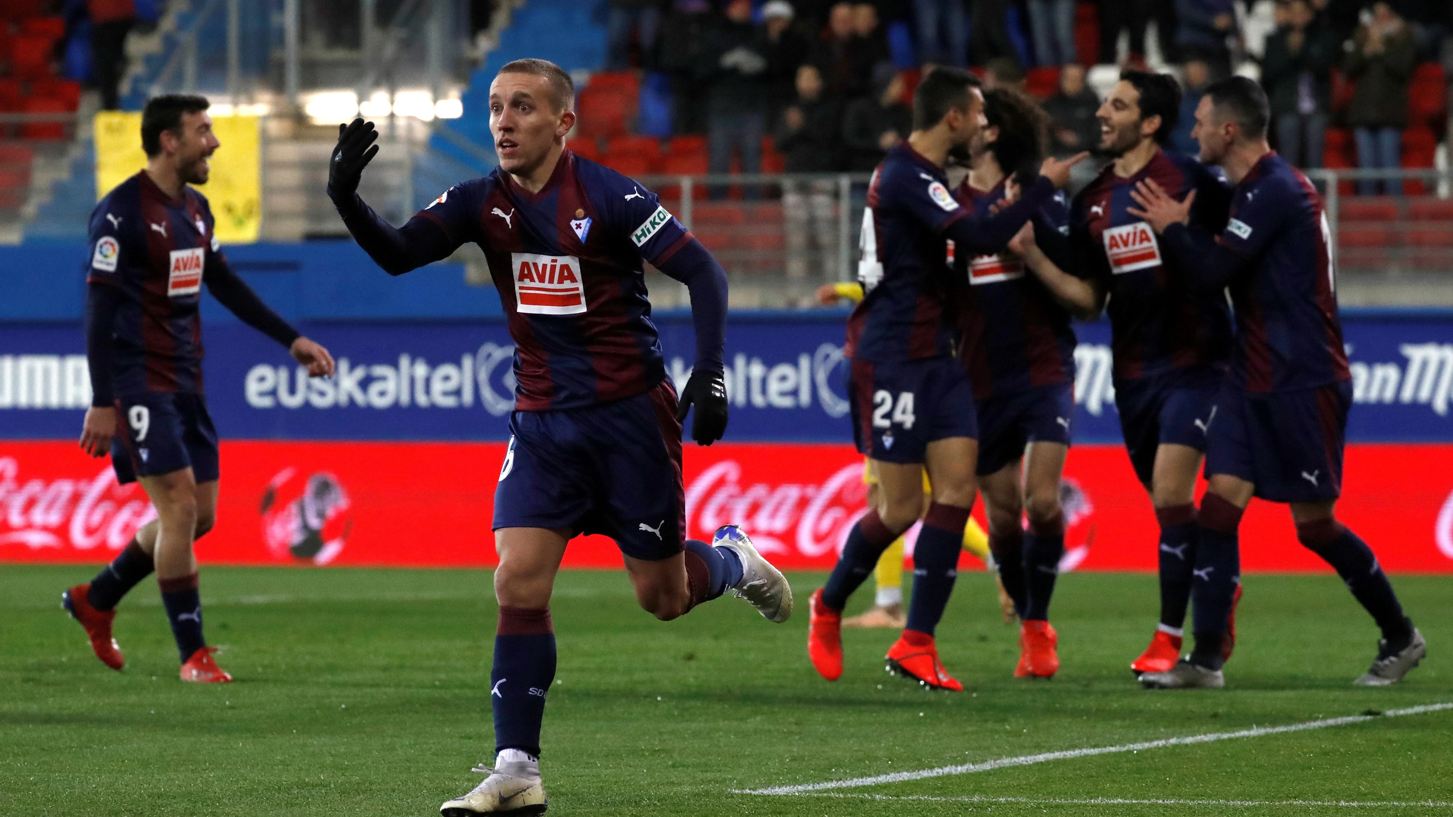 Los jugadores del Eibar celebran un gol ante el Espanyol