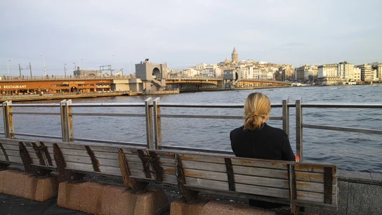 Una mujer sentada en un banco de la ciudad turca de Estambul Una mujer sentada en un banco de la ciudad turca de Estambul