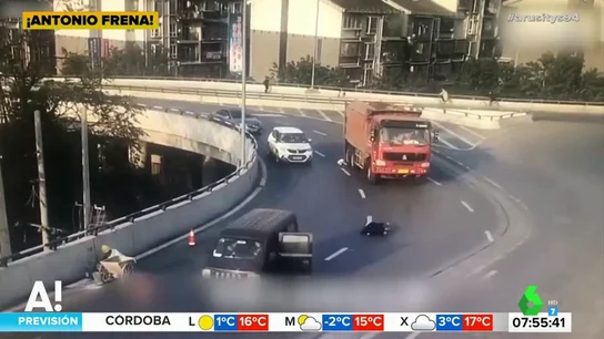 Impactantes imágenes: un bebé y un niño salen disparados de un coche en marcha durante una curva Impactantes imágenes: un bebé y un niño salen disparados de un coche en marcha durante una curva