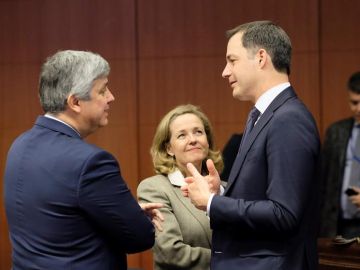 Nadia Calviño habla con el presidente del Eurogrupo y el ministro de Finanzas belga en funciones Nadia Calviño habla con el presidente del Eurogrupo y el ministro de Finanzas belga en funciones