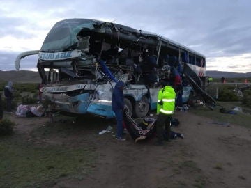 Imagen del accidente de autobús que dejó 22 muertos el pasado sábado en Bolivia Imagen del accidente de autobús que dejó 22 muertos el pasado sábado en Bolivia