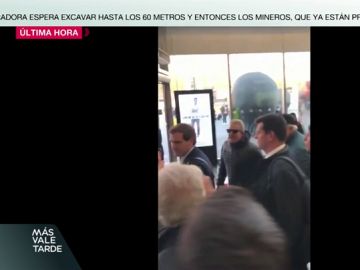 Albert Rivera, increpado por un grupo de taxistas