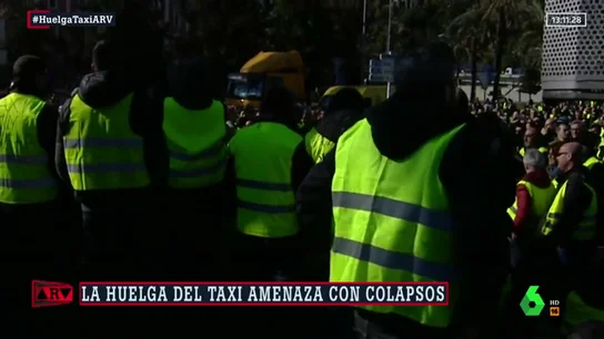Tensión en el puerto de Barcelona: un guardia civil, herido tras romper los taxistas el cordón policial Tensión en el puerto de Barcelona: un guardia civil, herido tras romper los taxistas el cordón policial