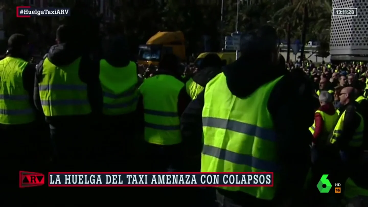 Tensión en el puerto de Barcelona: un guardia civil, herido tras romper los taxistas el cordón policial Tensión en el puerto de Barcelona: un guardia civil, herido tras romper los taxistas el cordón policial