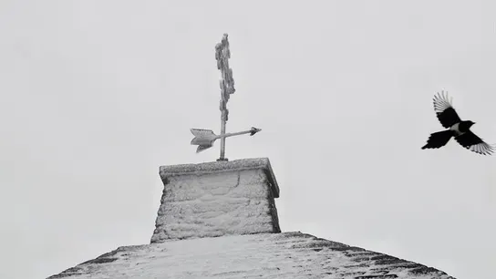 Tejado congelado de la iglesia Santa María A Real, en O Cebreiro (Lugo). Tejado congelado de la iglesia Santa María A Real, en O Cebreiro (Lugo).