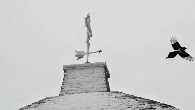 Tejado congelado de la iglesia Santa María A Real, en O Cebreiro (Lugo).