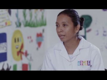 &quot;Las niñas empiezan a sufrir maltrato y violaciones por parte de sus padres y hermanos&quot;: hablamos con una psicóloga que trabaja con migrantes menores