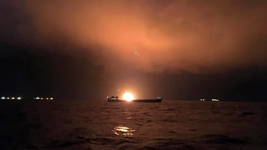 Dos barcos se incendian en el Estrecho de Kerch, entre la frontera de Crimea y Rusia Dos barcos se incendian en el Estrecho de Kerch, entre la frontera de Crimea y Rusia