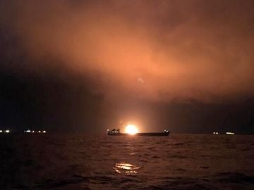 Dos barcos se incendian en el Estrecho de Kerch, entre la frontera de Crimea y Rusia Dos barcos se incendian en el Estrecho de Kerch, entre la frontera de Crimea y Rusia