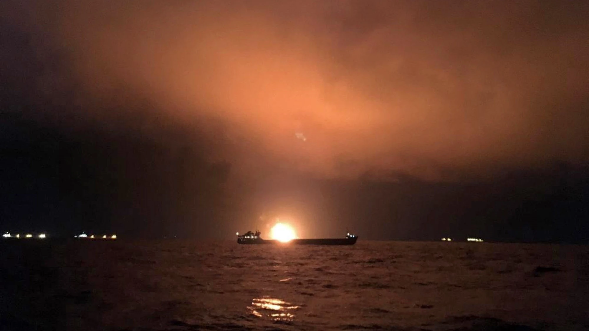 Dos barcos se incendian en el Estrecho de Kerch, entre la frontera de Crimea y Rusia