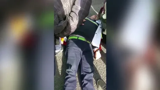 "Menuda hostia en la cabeza; necesita collarín": la tensa imagen del atropello de un conductor de VTC a un taxista "Menuda hostia en la cabeza; necesita collarín": la tensa imagen del atropello de un conductor de VTC a un taxista