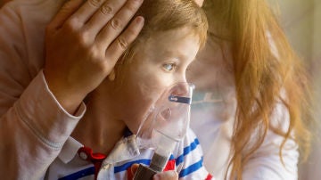 Imagen de un niño con asma (Archivo)