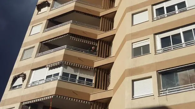 Un guardia civil dialoga con el niño desde la terraza.