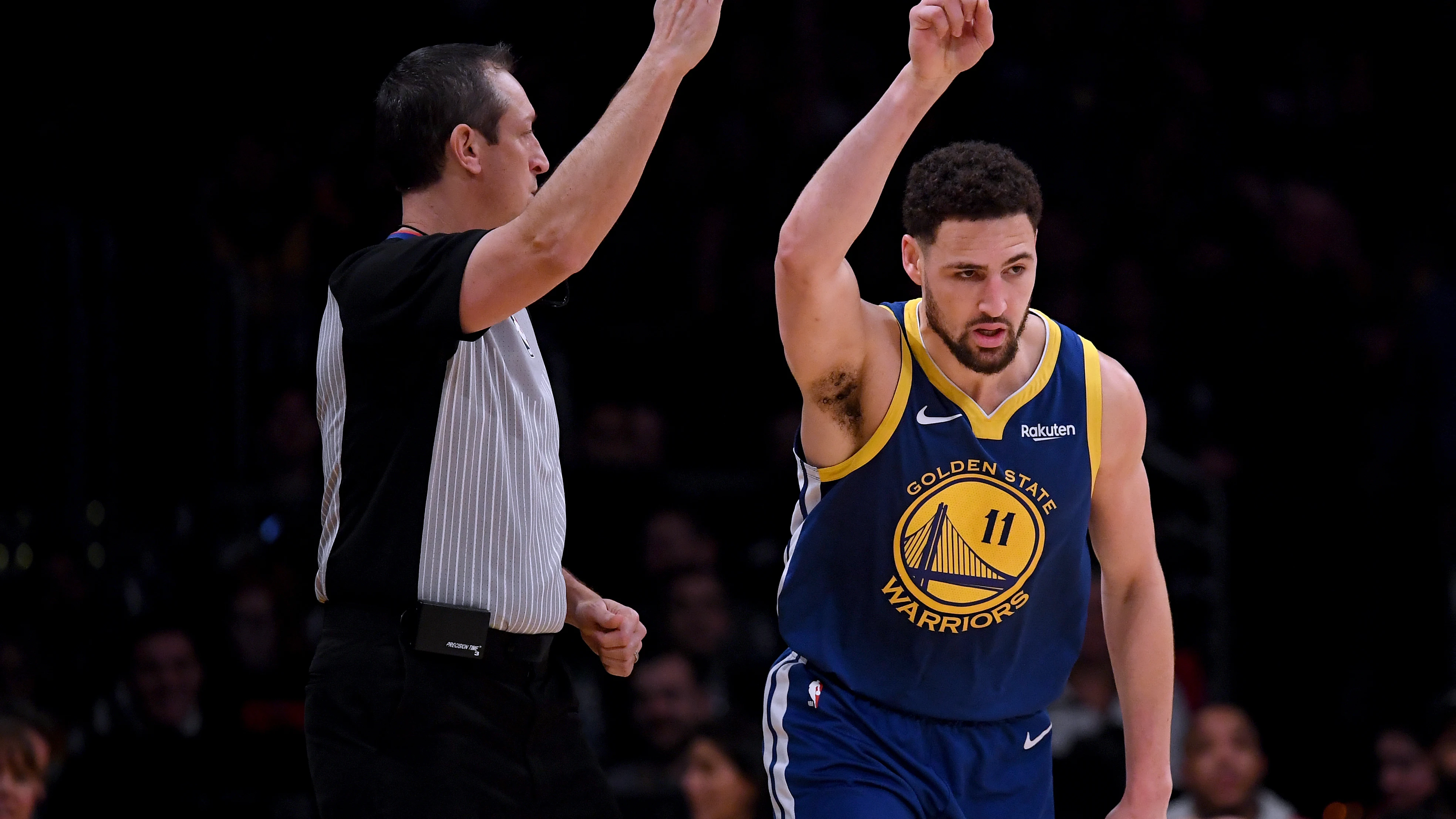 Klay Thompson celebra uno de sus 10 triples contra los Lakers