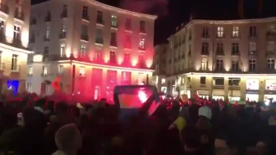 La afición del Nantes se congrega en la Place Royale y dedica cánticos a Emiliano Sala La afición del Nantes se congrega en la Place Royale y dedica cánticos a Emiliano Sala