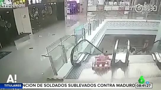 Las impactantes imágenes de la caída de un bebé por las escaleras mecánicas de un centro comercial Las impactantes imágenes de la caída de un bebé por las escaleras mecánicas de un centro comercial
