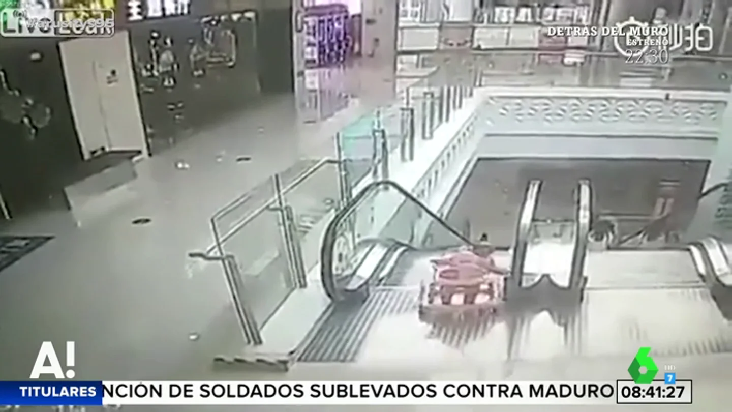 Las impactantes imágenes de la caída de un bebé por las escaleras mecánicas de un centro comercial Las impactantes imágenes de la caída de un bebé por las escaleras mecánicas de un centro comercial