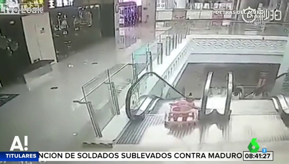 Las impactantes imágenes de la caída de un bebé por las escaleras mecánicas de un centro comercial