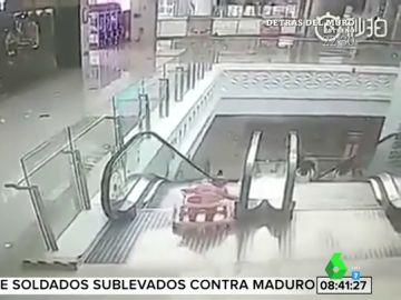 Las impactantes imágenes de la caída de un bebé por las escaleras mecánicas de un centro comercial Las impactantes imágenes de la caída de un bebé por las escaleras mecánicas de un centro comercial