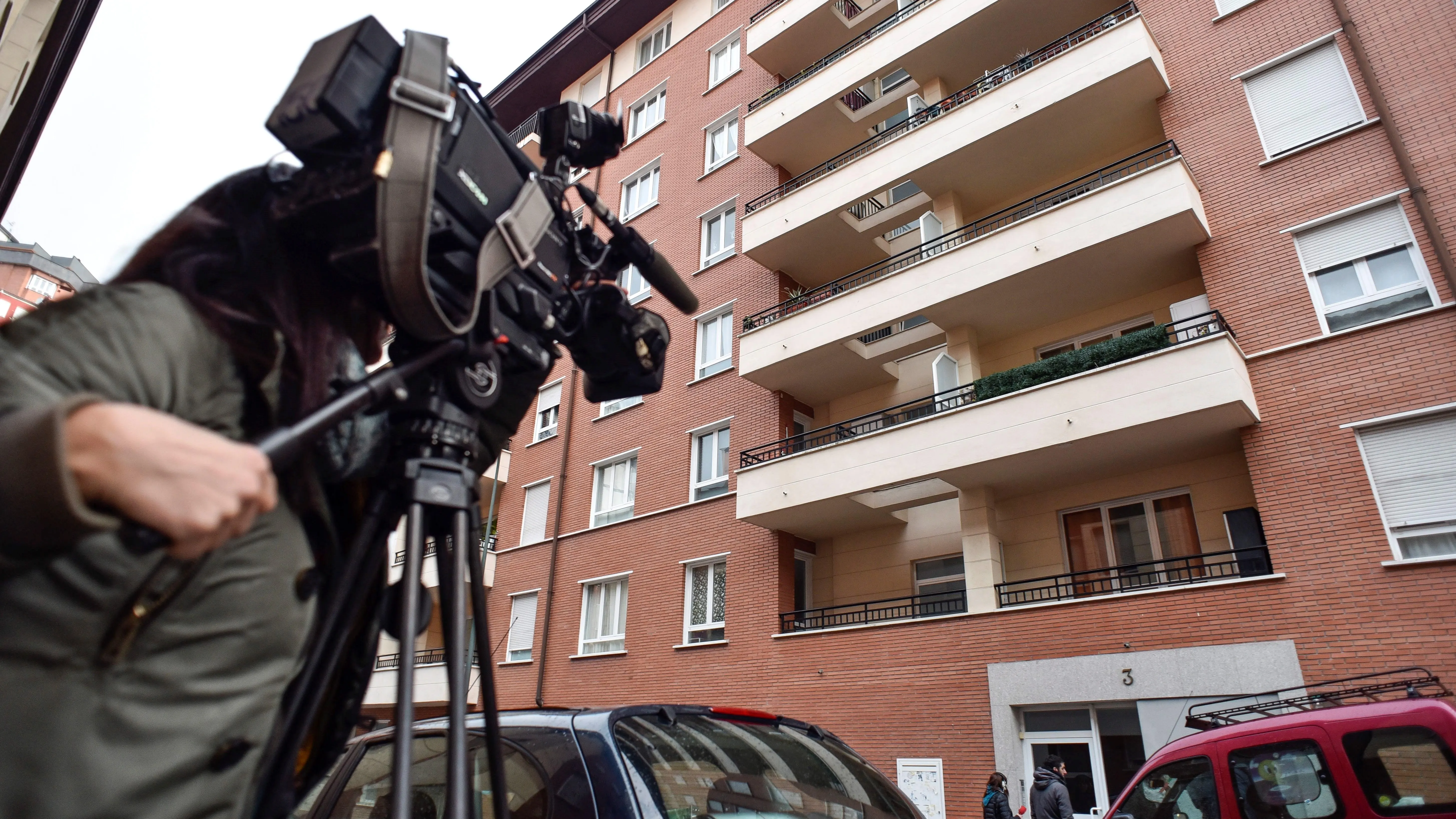 Edificio donde apareció una niña muerta junto a su madre en