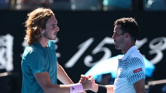 Tsitsipas y Bautista se dan la mano tras su partido Tsitsipas y Bautista se dan la mano tras su partido