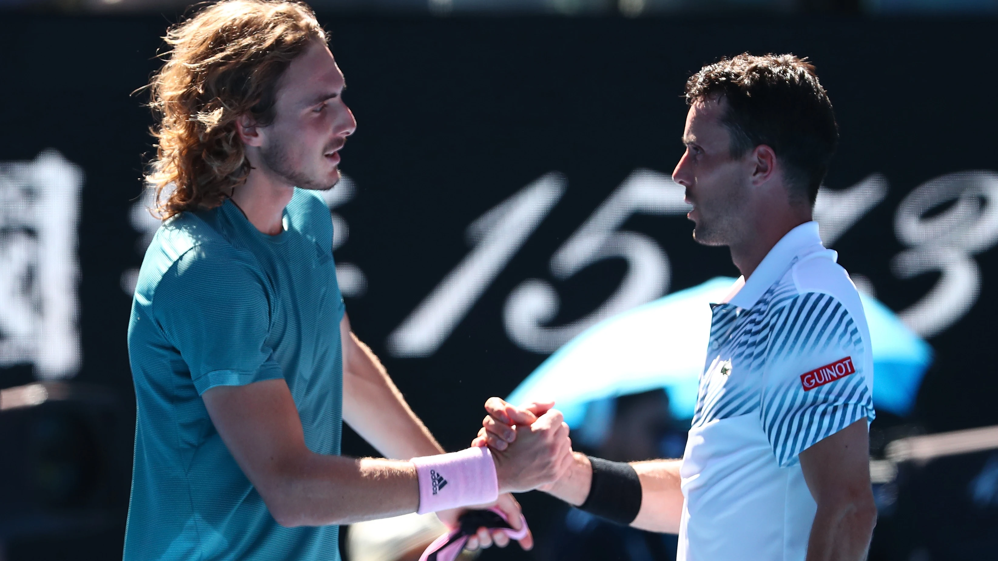 Tsitsipas y Bautista se dan la mano tras su partido