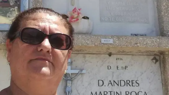Juana Escudero junto al nicho donde pone sus datos Juana Escudero junto al nicho donde pone sus datos